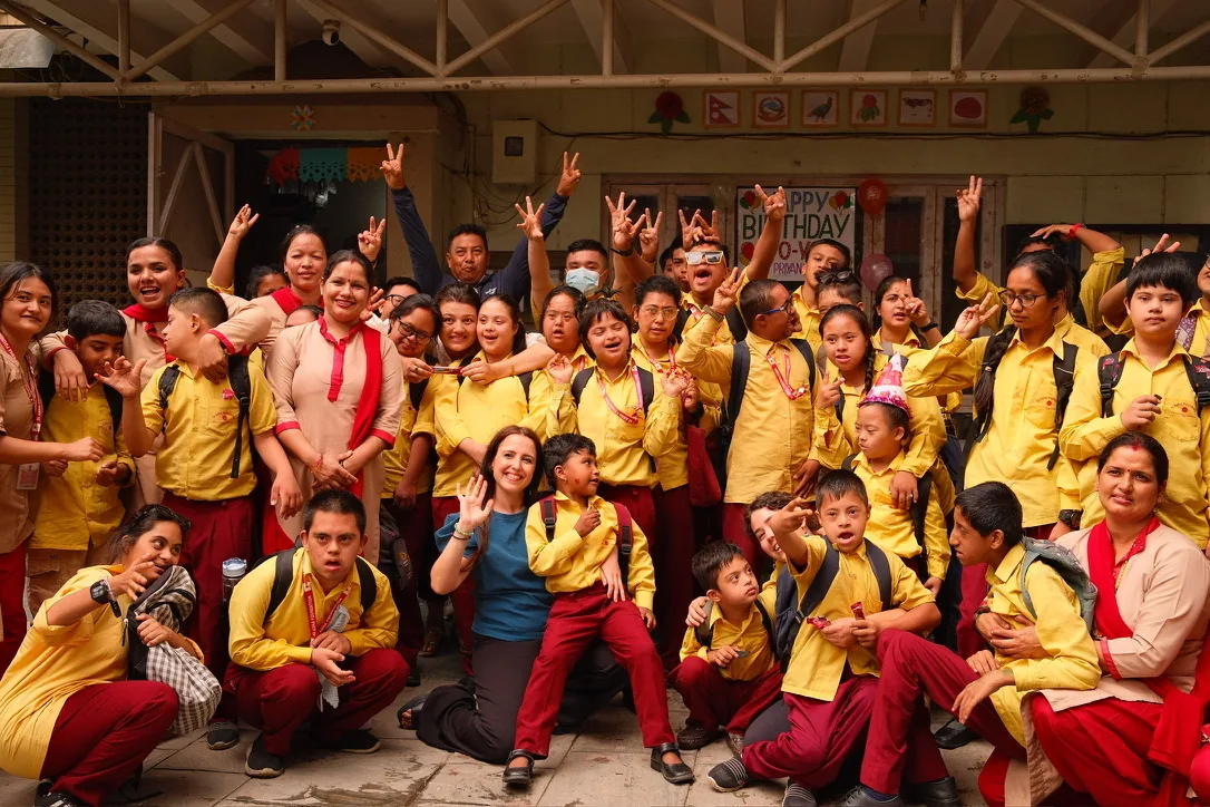 Si Asha Foundation team with children
